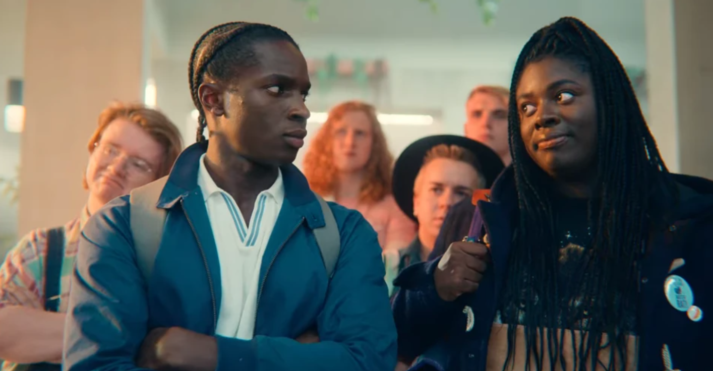 Xem phim Sex Education, tôi lại thấy giận chồng vô cùng: Chỉ vì 1 câu nói lạnh lùng của anh mà con trai suýt rơi vào bi kịch!- Ảnh 1.