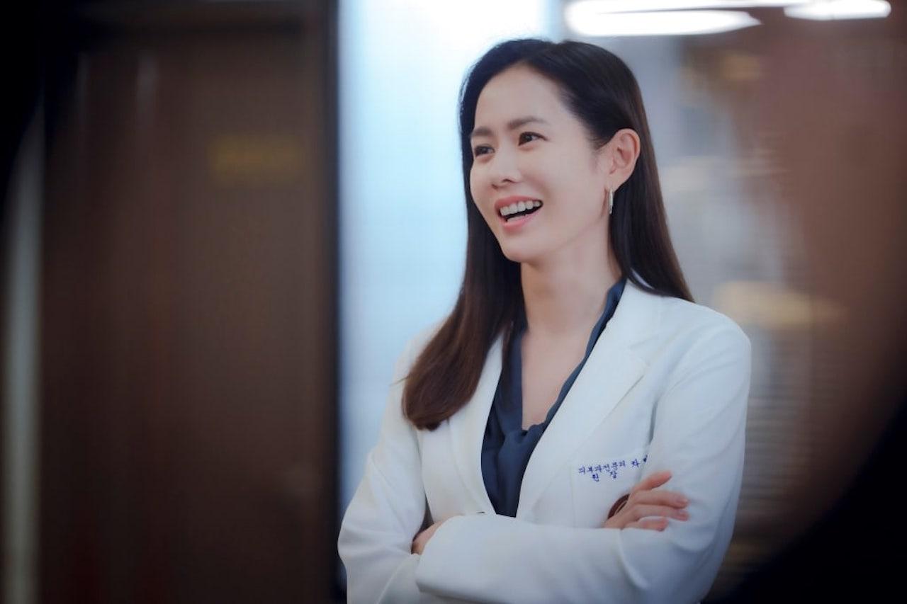 10 nữ bác sĩ đẹp nhất Hàn Quốc: Song Hye Kyo xếp sau Park Shin Hye, hạng 1 thách ai tìm được điểm chê đấy!- Ảnh 3.