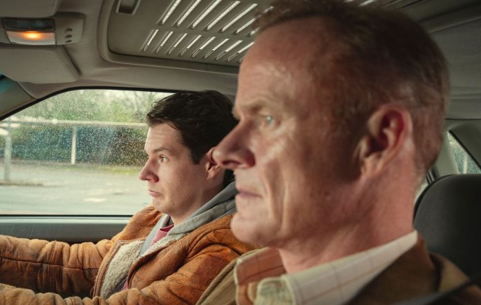 Xem phim Sex Education, người cha U50 khóc nức nở: "Con trai tốt như thế mà tôi lại để nó bị hủy hoại ngay trước mắt"- Ảnh 1. Xem phim Sex Education, người cha U50 khóc nức nở: "Con trai tốt như thế mà tôi lại để nó bị hủy hoại ngay trước mắt"- Ảnh 1.