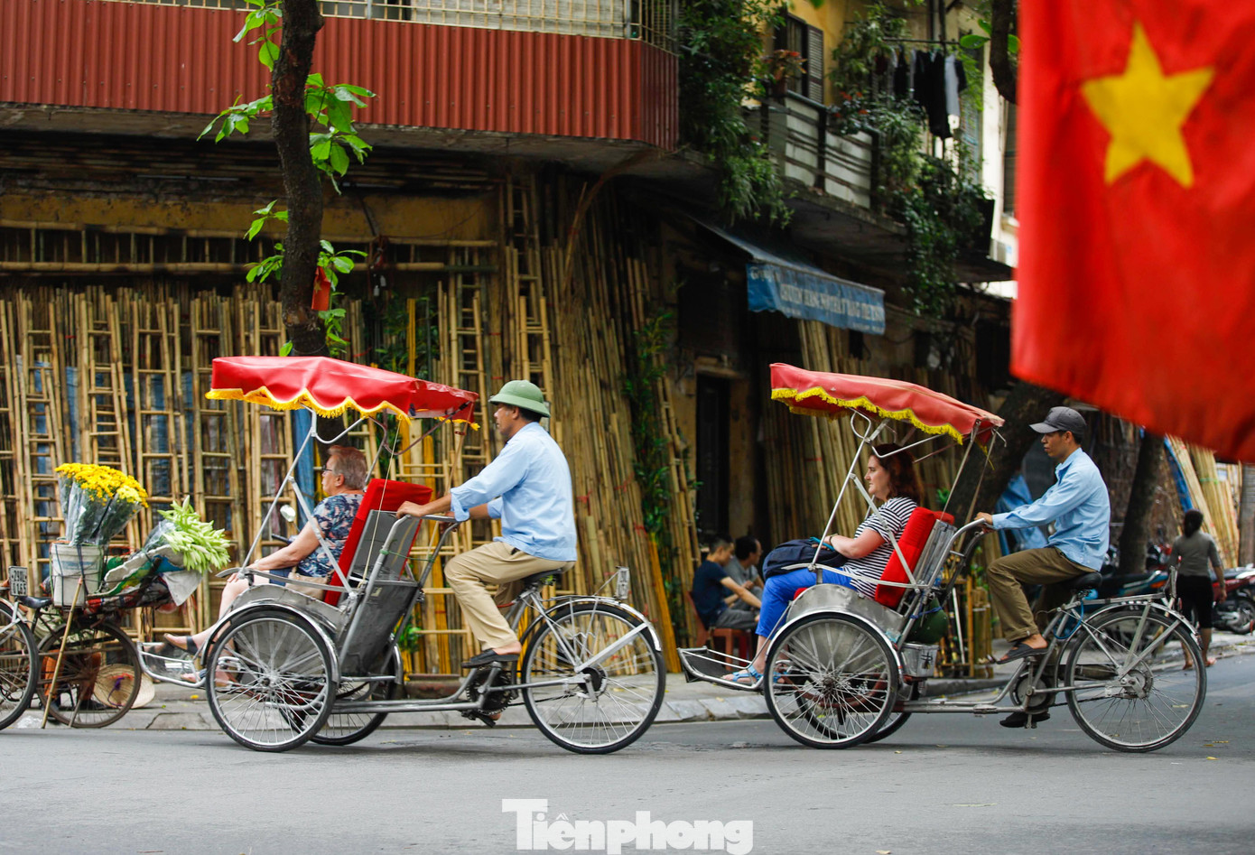 'Tôi thích cảm giác ngồi ở quán nhỏ, ngắm dòng người qua lại và đi dạo khi Hà Nội về đêm'- Ảnh 1.