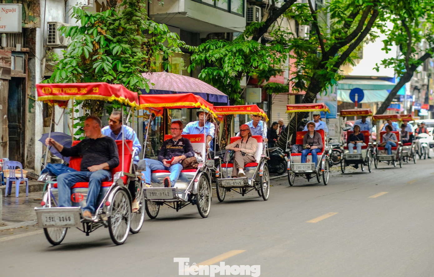 'Tôi thích cảm giác ngồi ở quán nhỏ, ngắm dòng người qua lại và đi dạo khi Hà Nội về đêm'- Ảnh 2.
