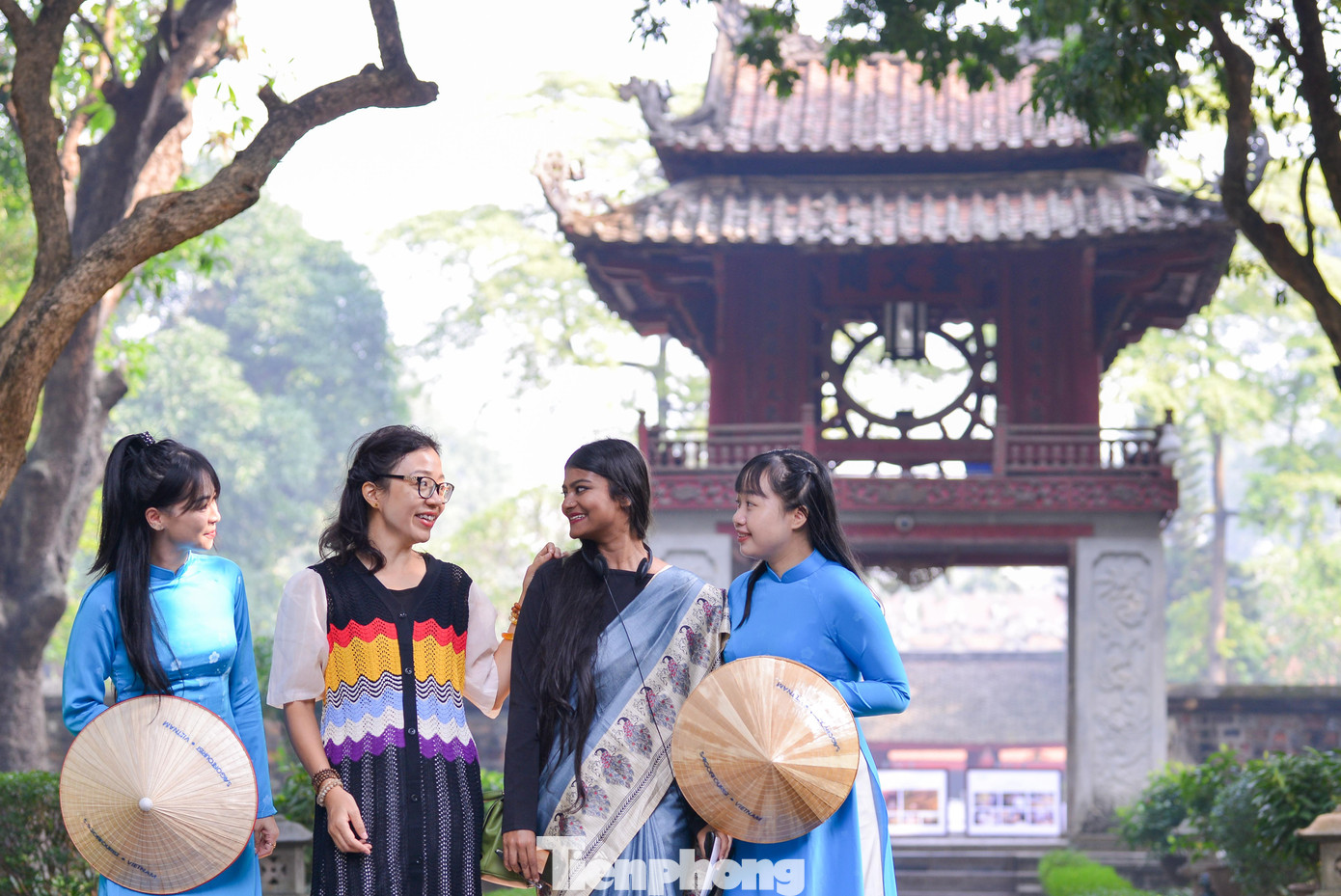 'Tôi thích cảm giác ngồi ở quán nhỏ, ngắm dòng người qua lại và đi dạo khi Hà Nội về đêm'- Ảnh 22.