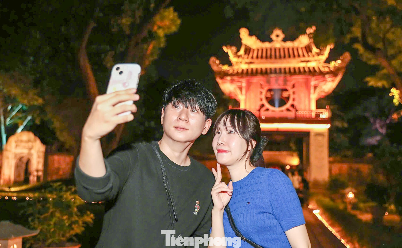 'Tôi thích cảm giác ngồi ở quán nhỏ, ngắm dòng người qua lại và đi dạo khi Hà Nội về đêm'- Ảnh 18.
