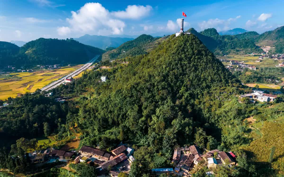 Cột cờ Lũng Cú thuộc xã Lũng Cú (Tuyên Quang)