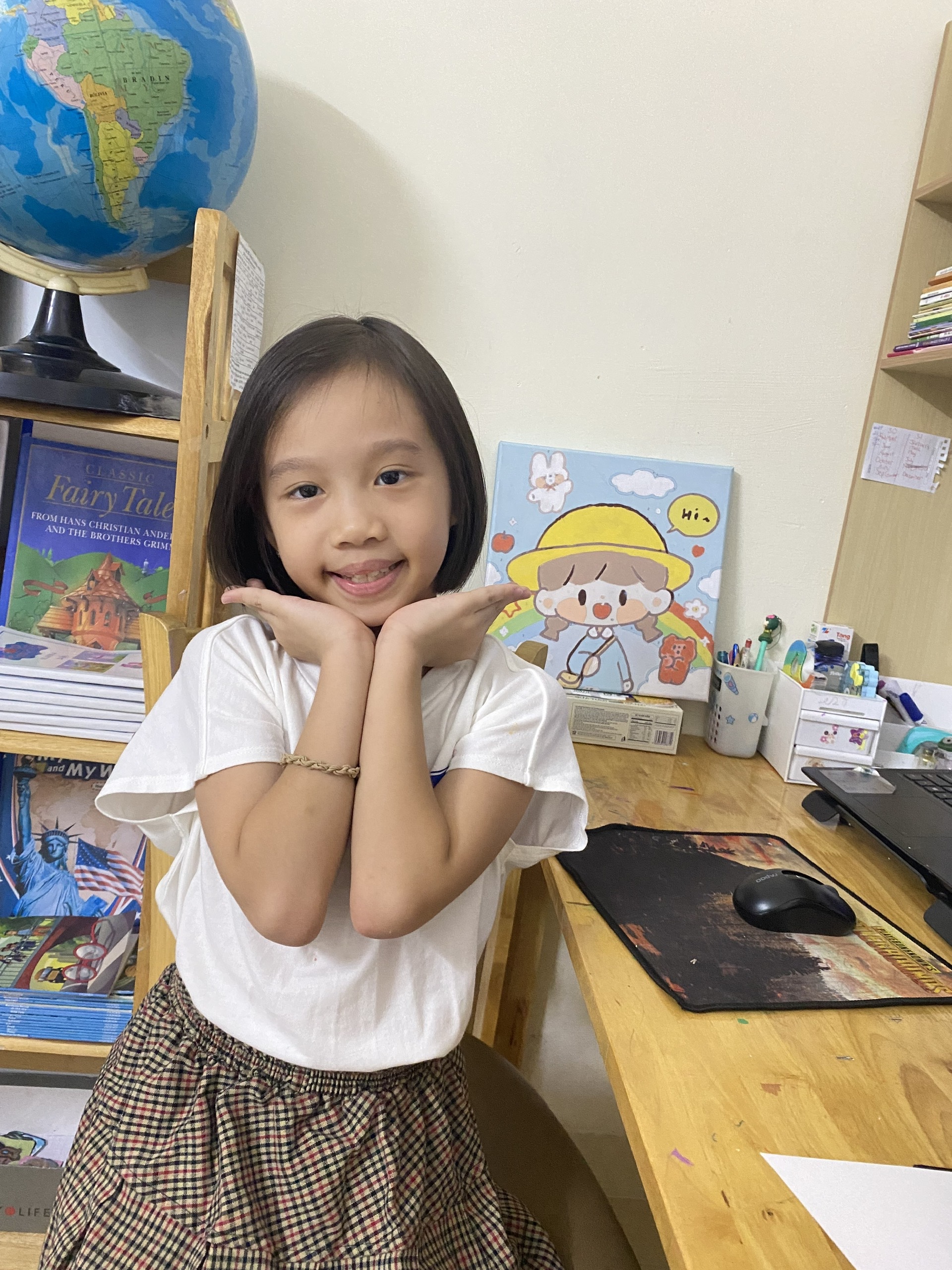 Chị gái tiểu học dạy em trai tiếng Anh gây bão TikTok: Lộ năng khiếu từ 4 tuổi, accent chuẩn, phong thái chuẩn "giáo viên tương lai"- Ảnh 2.
