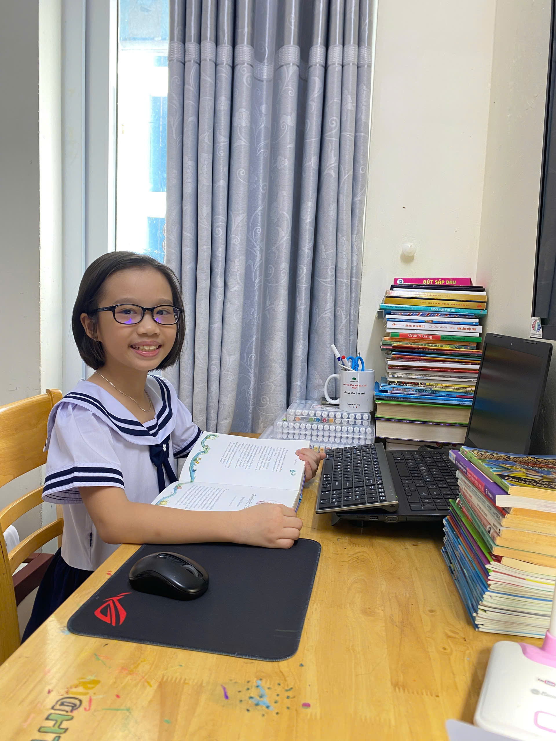 Chị gái tiểu học dạy em trai tiếng Anh gây bão TikTok: Lộ năng khiếu từ 4 tuổi, accent chuẩn, phong thái chuẩn "giáo viên tương lai"- Ảnh 3.
