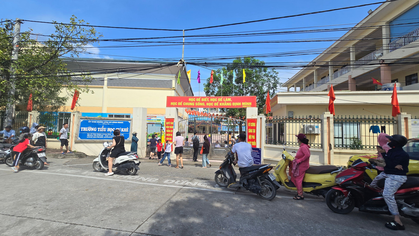 Đo&agrave;n li&ecirc;n ng&agrave;nh l&agrave;m việc với trường học bị 'tố' đưa trứng, thịt bốc m&ugrave;i v&agrave;o bữa ăn của học sinh- Ảnh 1.