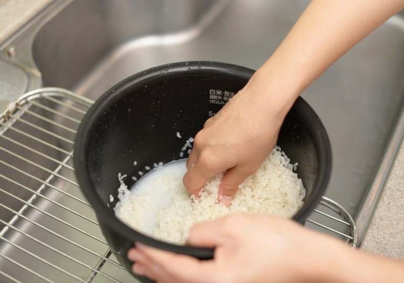 Nấu cơm chỉ cho nước thì quá xoàng: Thêm 2 thứ này, cơm dẻo thơm ngon gấp 10- Ảnh 2.