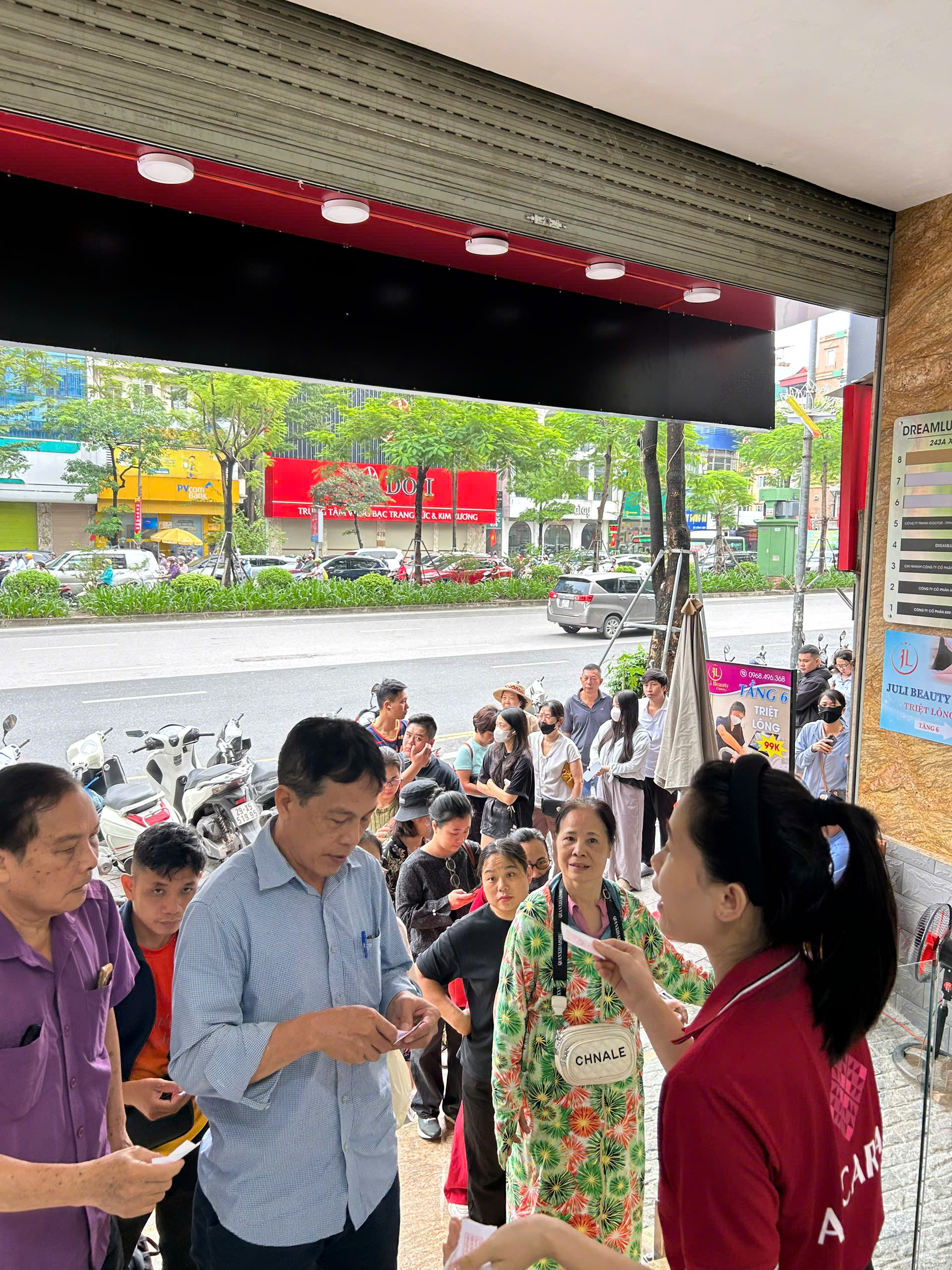 Bạc tăng lên đỉnh mọi thời đại, người Hà Nội xếp hàng mua từ sáng sớm- Ảnh 6.