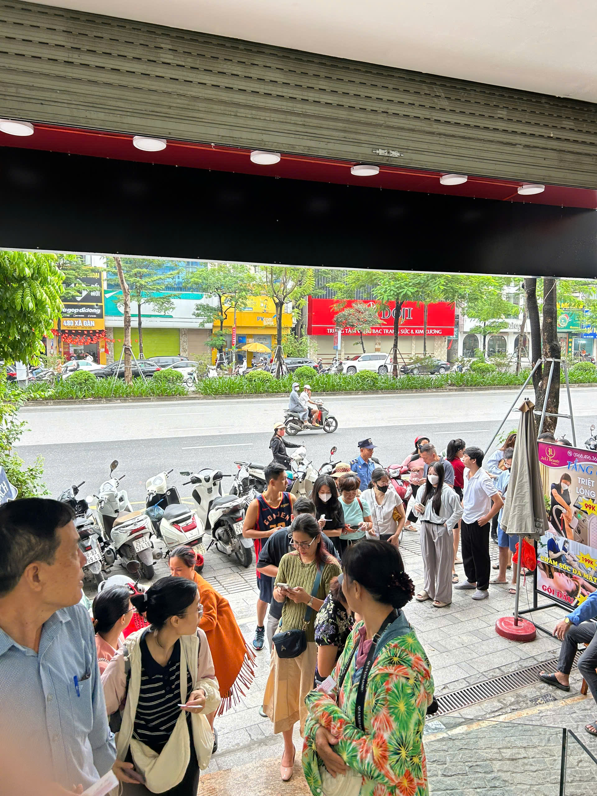 Bạc tăng lên đỉnh mọi thời đại, người Hà Nội xếp hàng mua từ sáng sớm- Ảnh 4.