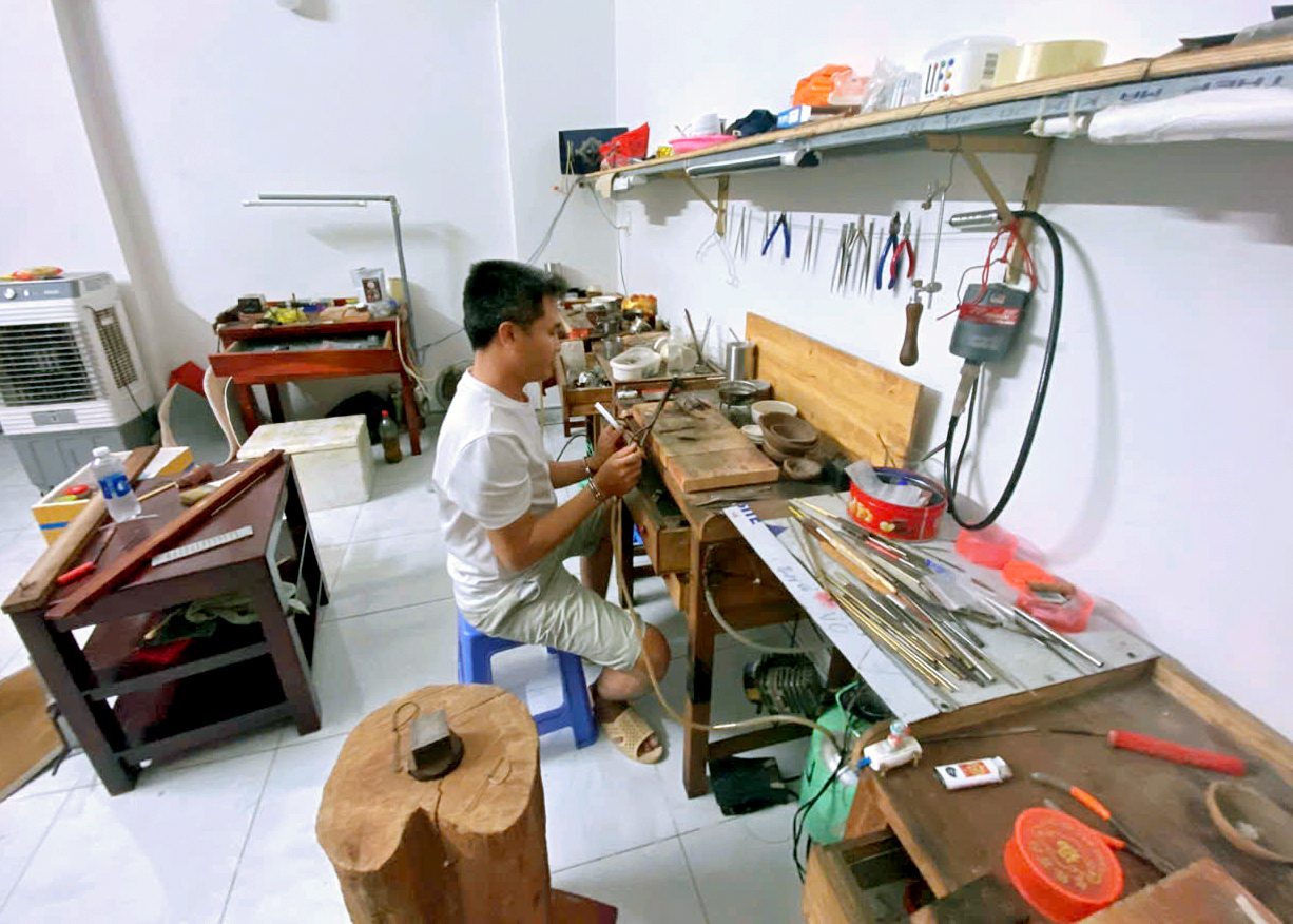 Thu giữ 65 cây vàng trị giá gần 9 tỷ đồng- Ảnh 1.