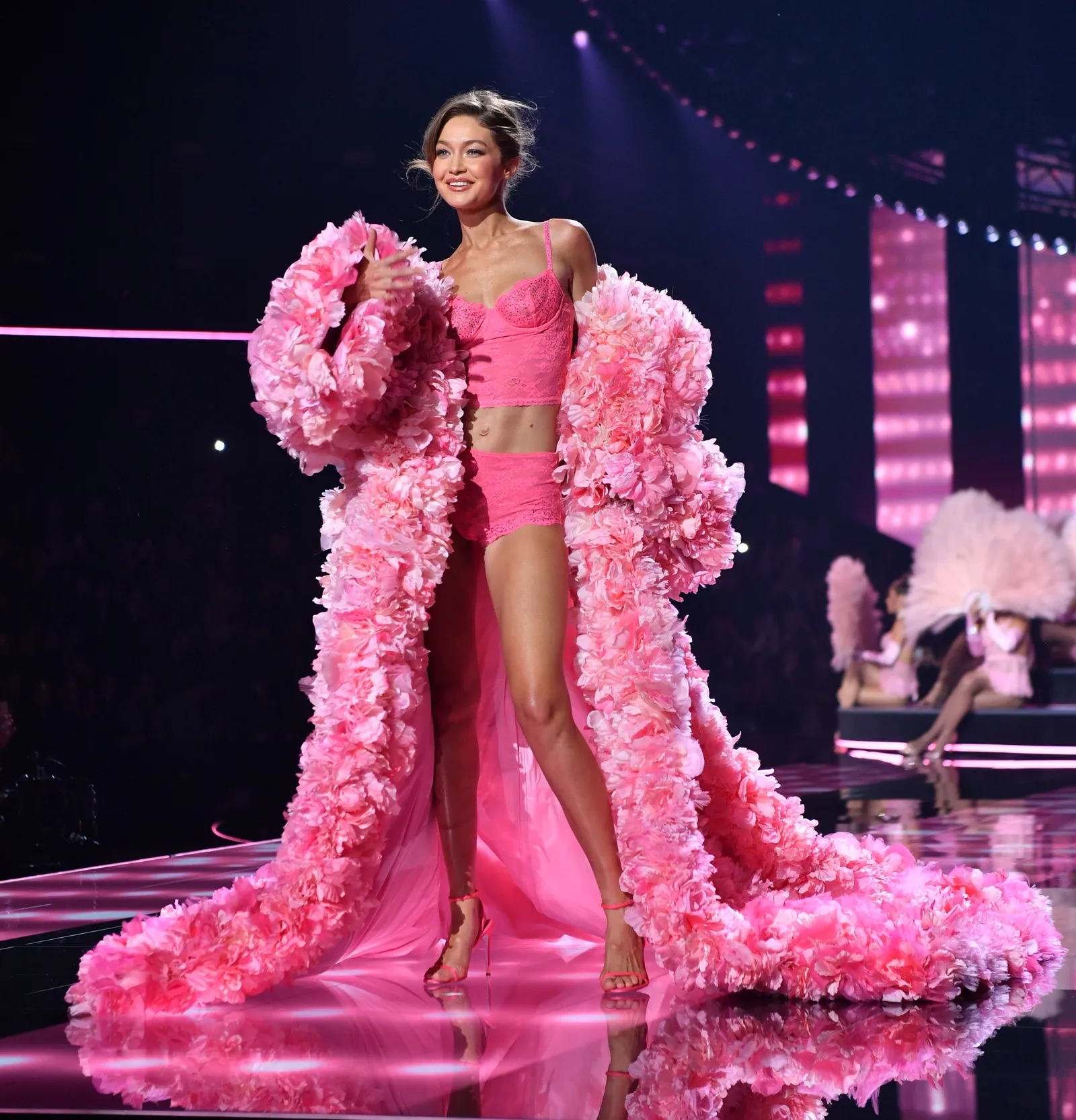 45 phút Victoria's Secret Fashion Show 2025: Chỉ chờ một điểm sáng bằng nửa Lisa khi ấy...- Ảnh 10.
