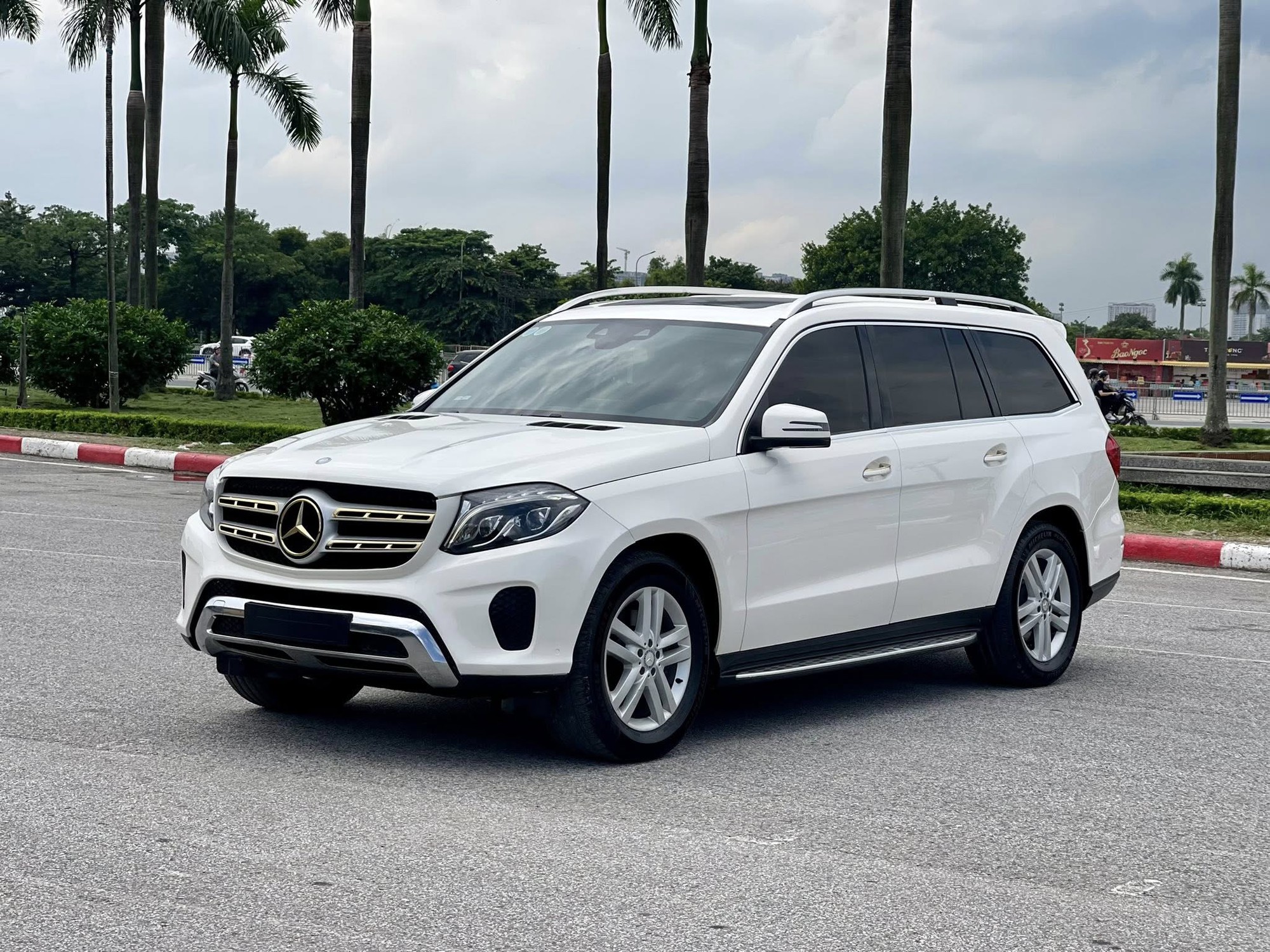 Có 1,5 tỷ, thay vì Everest có thể mua Mercedes-Benz GLS 350d: Được xe Đức sang chảnh nhưng đổi lại đã hết 'nguyên tem' tới 8 năm- Ảnh 1.