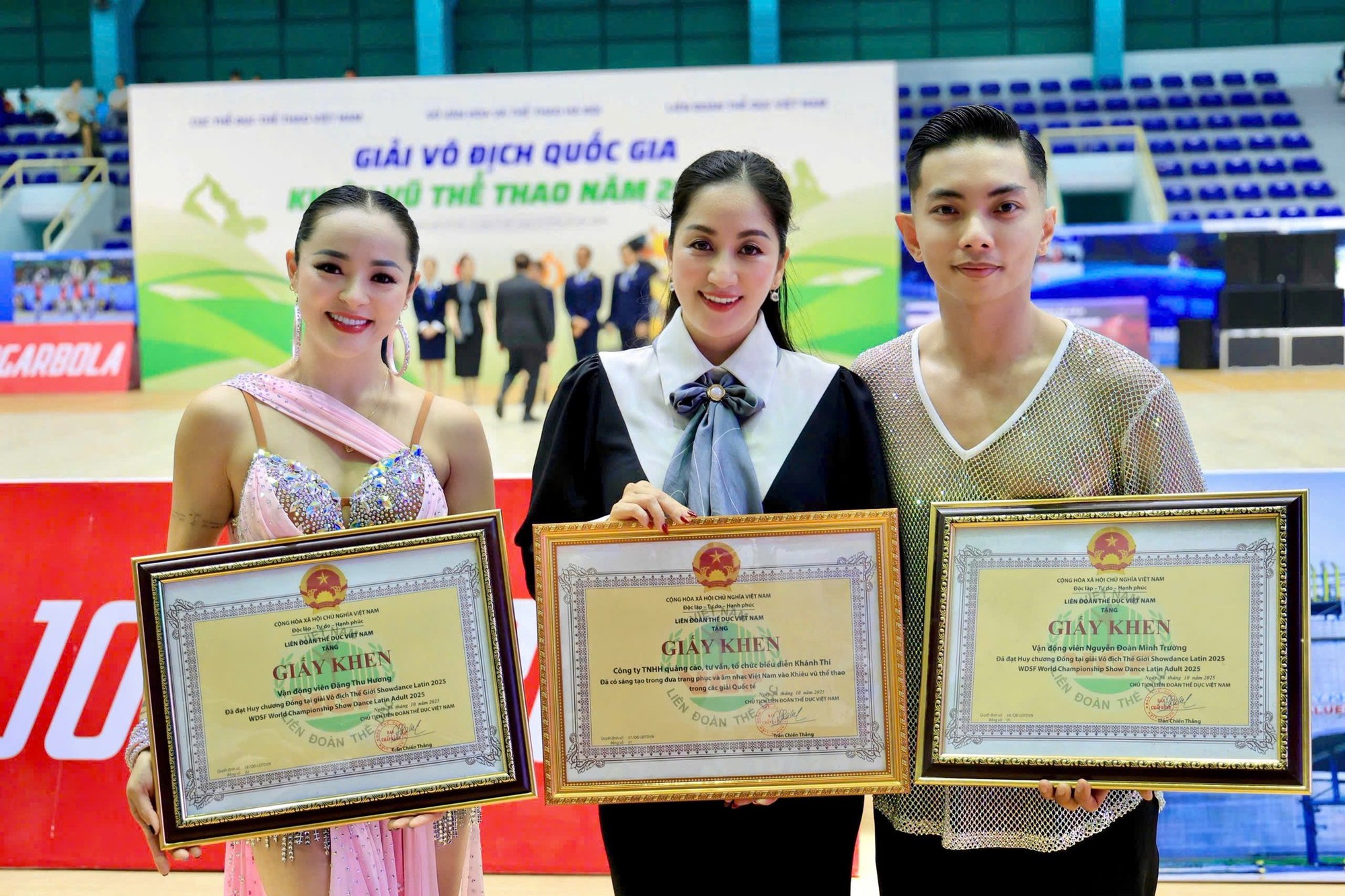 Giành HCV, Phan Hiển bất ngờ quỳ gối hôn tay nữ giám khảo Khánh Thi gây sốt!- Ảnh 4. Giành HCV, Phan Hiển bất ngờ quỳ gối hôn tay nữ giám khảo Khánh Thi gây sốt!- Ảnh 4.