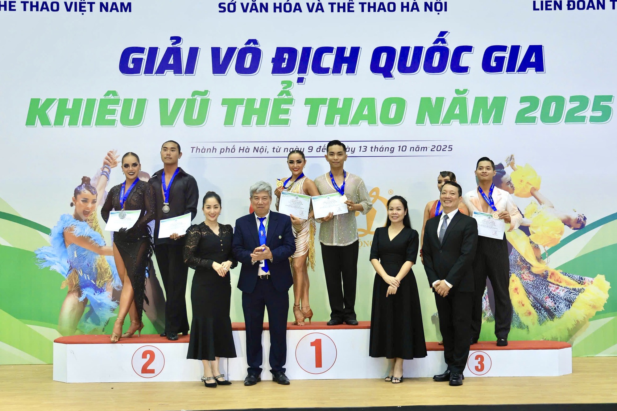 Giành HCV, Phan Hiển bất ngờ quỳ gối hôn tay nữ giám khảo Khánh Thi gây sốt!- Ảnh 2. Giành HCV, Phan Hiển bất ngờ quỳ gối hôn tay nữ giám khảo Khánh Thi gây sốt!- Ảnh 2.