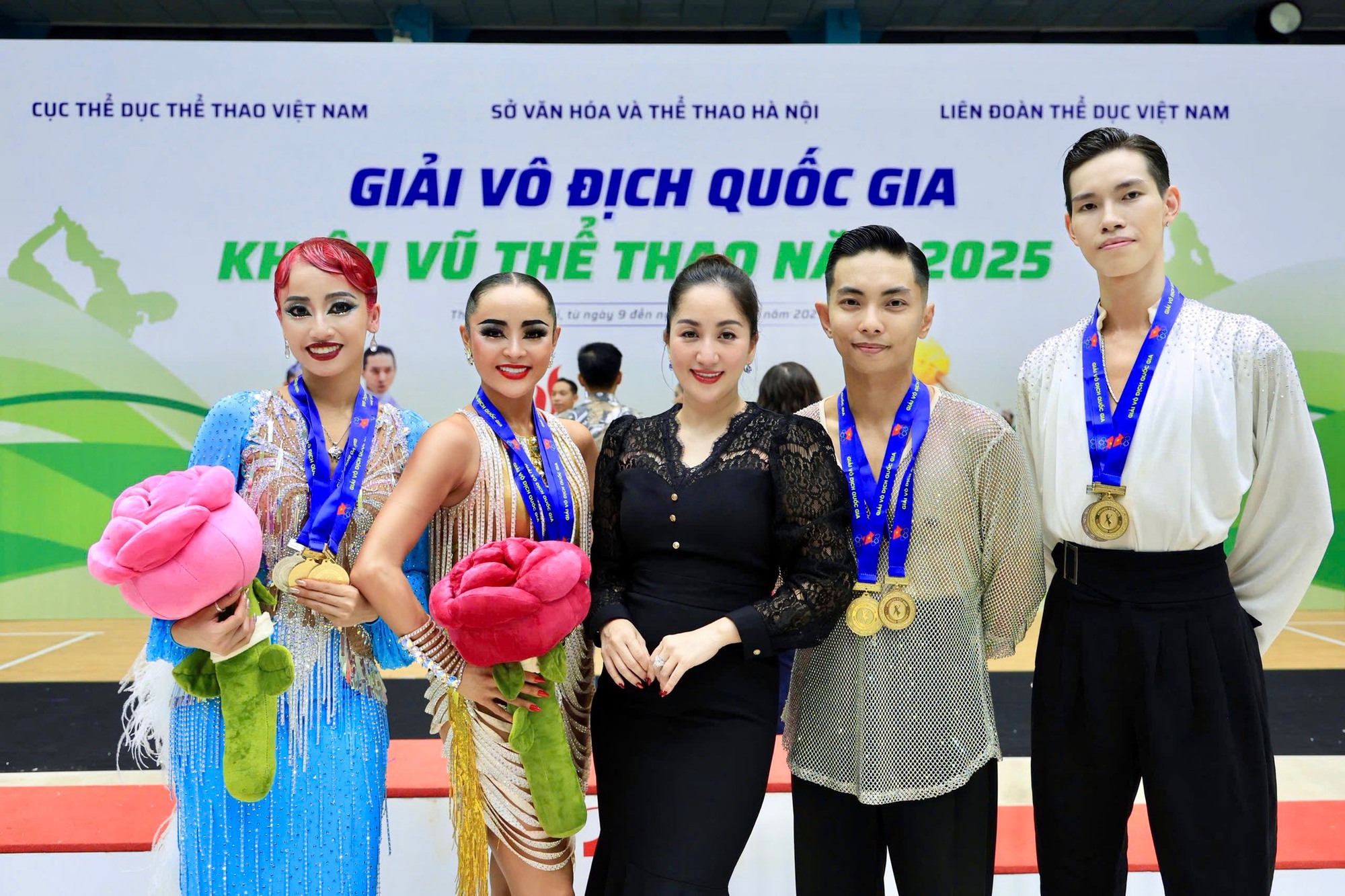 Giành HCV, Phan Hiển bất ngờ quỳ gối hôn tay nữ giám khảo Khánh Thi gây sốt!- Ảnh 3. Giành HCV, Phan Hiển bất ngờ quỳ gối hôn tay nữ giám khảo Khánh Thi gây sốt!- Ảnh 3.