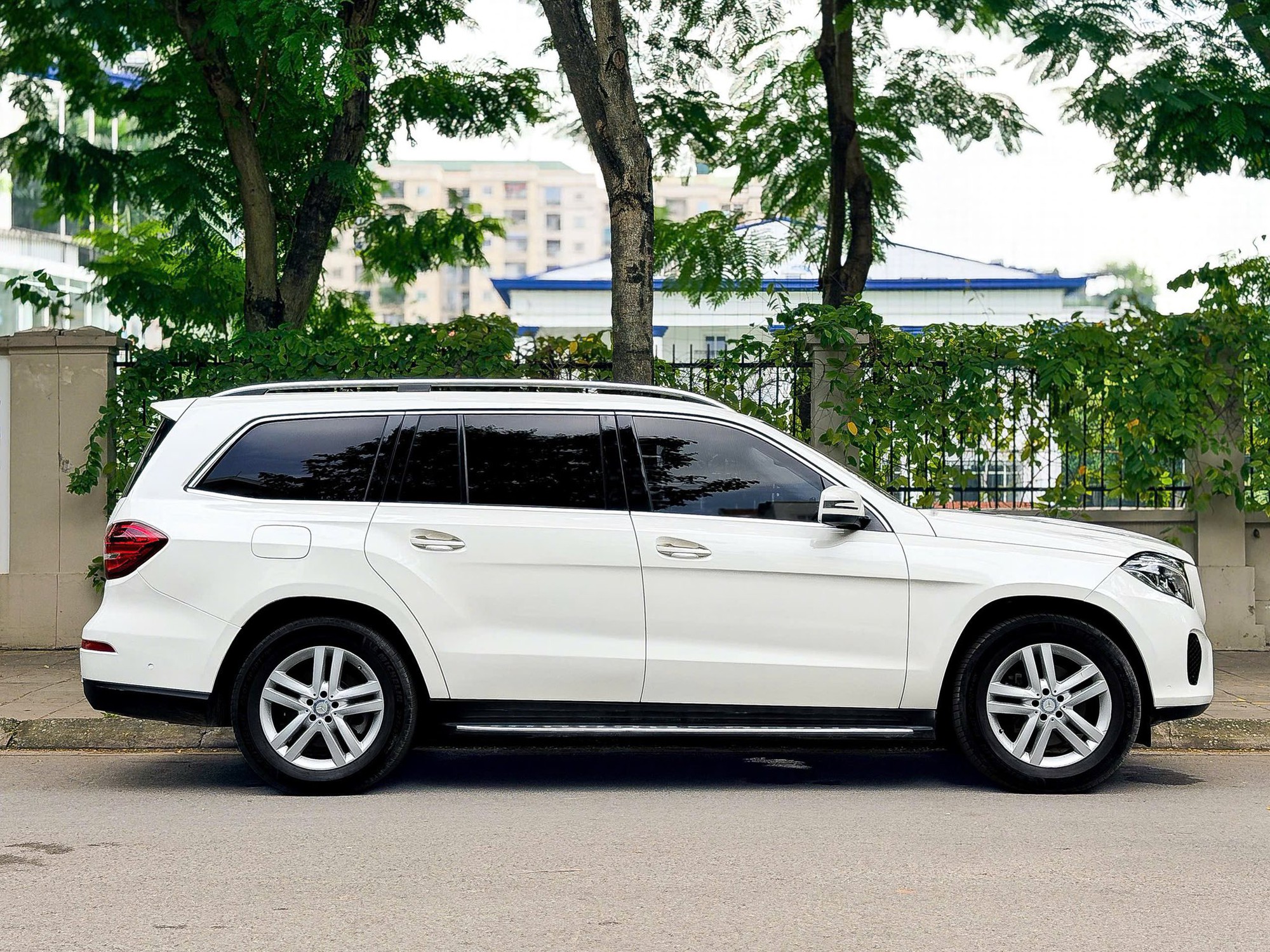 Có 1,5 tỷ, thay vì Everest có thể mua Mercedes-Benz GLS 350d: Được xe Đức sang chảnh nhưng đổi lại đã hết 'nguyên tem' tới 8 năm- Ảnh 3.