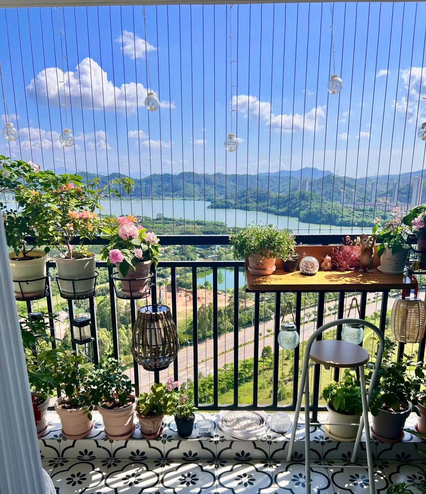 Nhà hàng xóm chỉ có ban công 4m² mà làm được khu vườn đẹp như resort, nhìn xong tôi chỉ biết thốt lên 