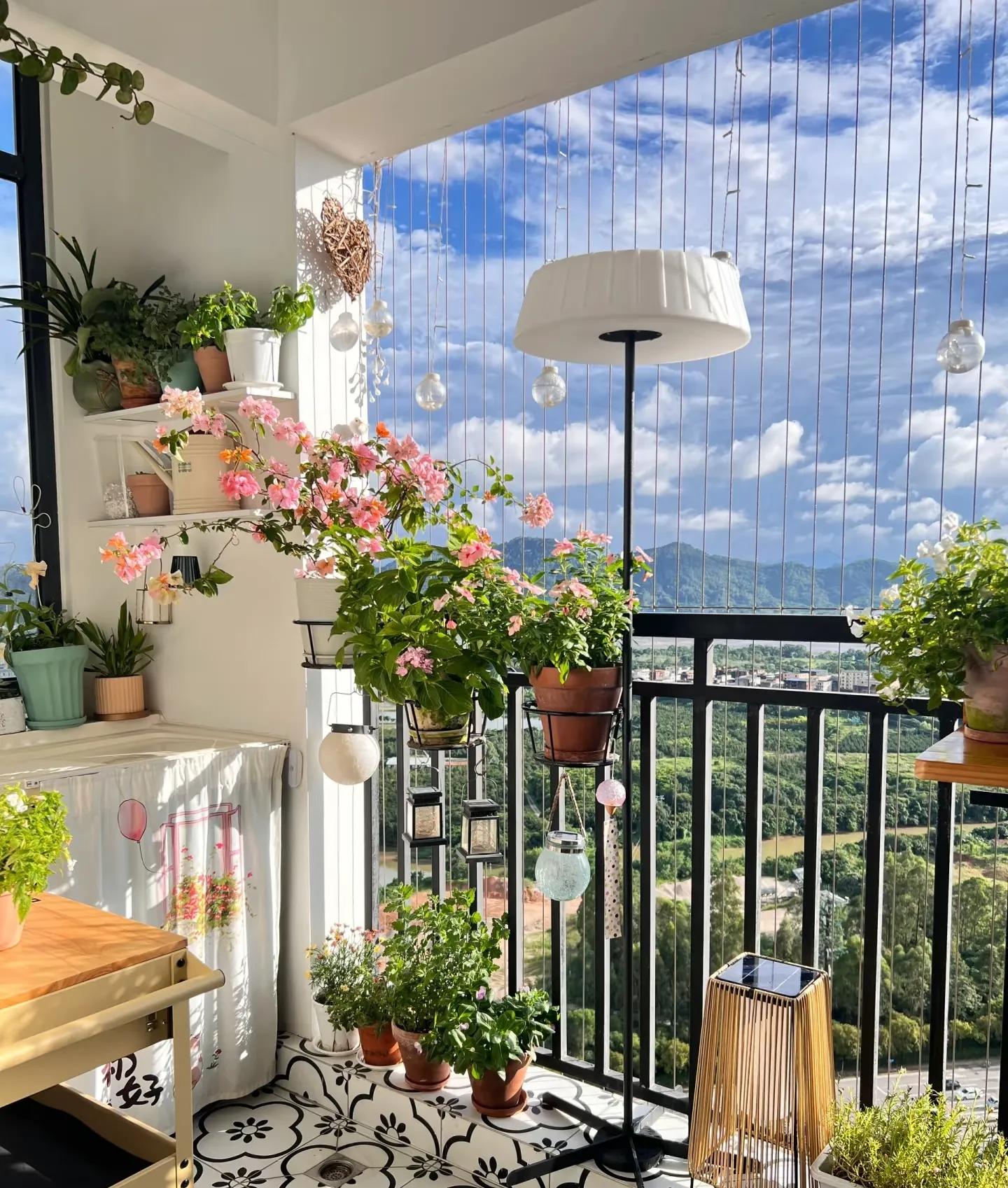 Nhà hàng xóm chỉ có ban công 4m² mà làm được khu vườn đẹp như resort, nhìn xong tôi chỉ biết thốt lên 