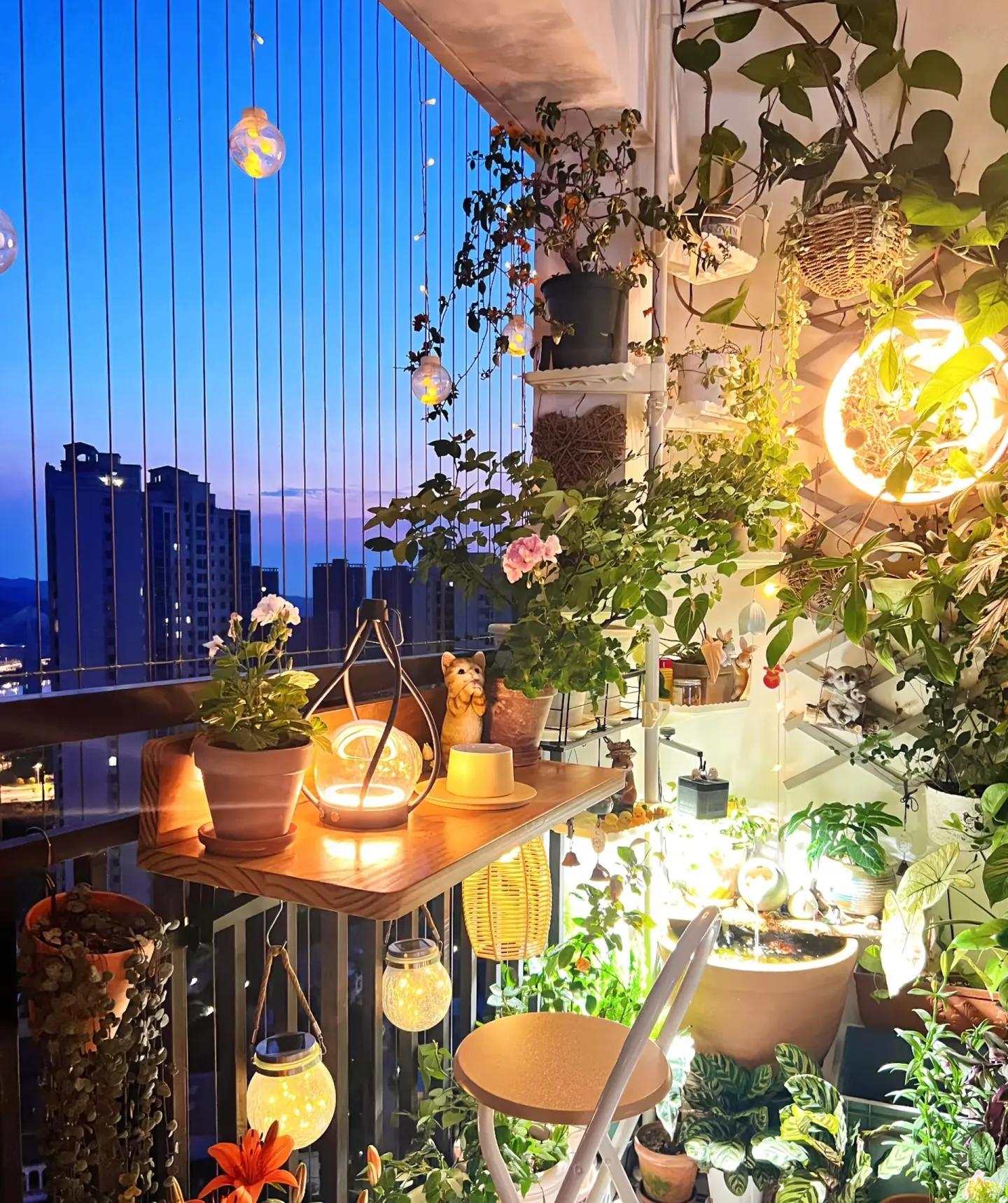 Nhà hàng xóm chỉ có ban công 4m² mà làm được khu vườn đẹp như resort, nhìn xong tôi chỉ biết thốt lên 