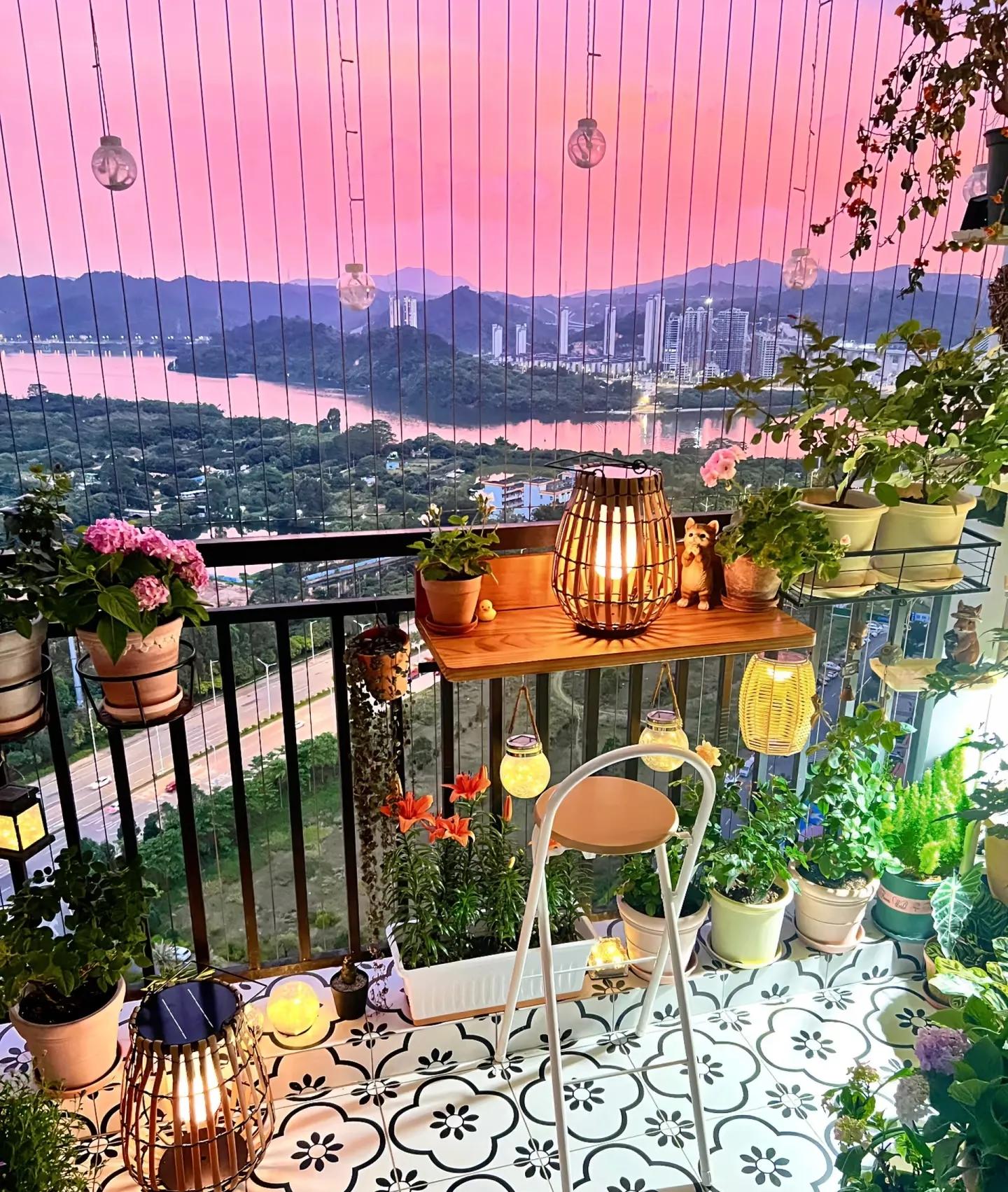 Nhà hàng xóm chỉ có ban công 4m² mà làm được khu vườn đẹp như resort, nhìn xong tôi chỉ biết thốt lên 