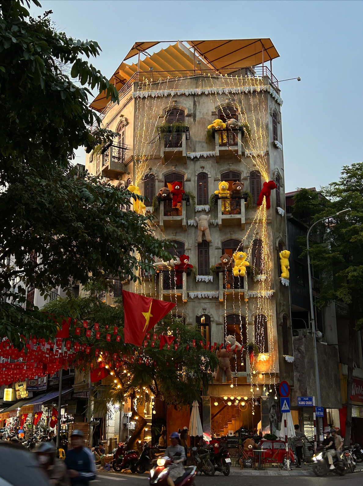Xuất hiện "toà nhà gấu bông" giữa lòng Hà Nội, là nơi đón Giáng sinh sớm nhất trung tâm Thủ đô- Ảnh 1.