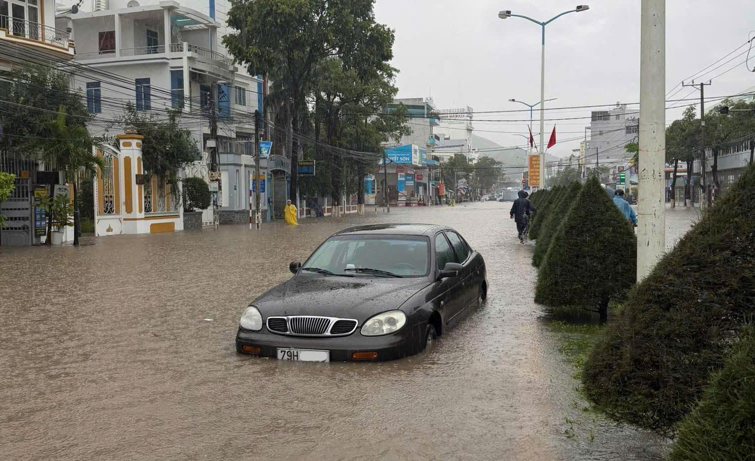 Hình ảnh chỉ 1 trận mưa lớn, Nha Trang chìm trong biển nước- Ảnh 6.