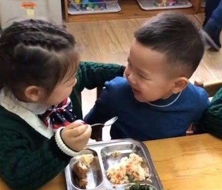 Cô giáo gửi bức ảnh chụp 2 đứa trẻ đang ăn đến nhóm phụ huynh, nhiều người tức giận - Hiệu trưởng nói: Chuyện bình thường!- Ảnh 2.