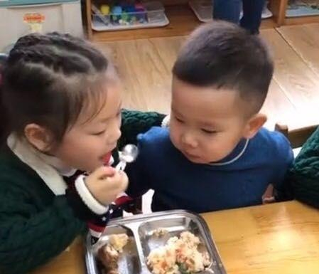 Cô giáo gửi bức ảnh chụp 2 đứa trẻ đang ăn đến nhóm phụ huynh, nhiều người tức giận - Hiệu trưởng nói: Chuyện bình thường!- Ảnh 1.