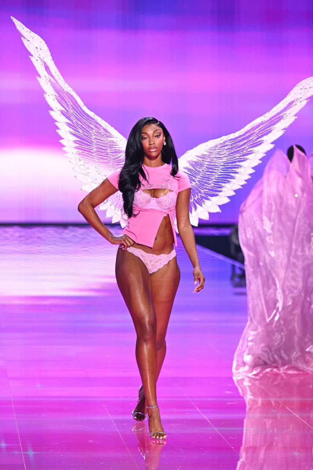 Nữ người mẫu cao 1,9 m làm nên lịch sử show nội y Victoria's Secret- Ảnh 3.