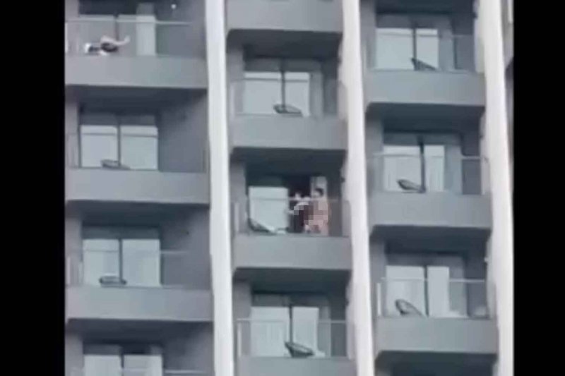 Cặp đôi "mây mưa" trên ban công chung cư bị người đi đường dùng điện thoại ghi hình, cảnh sát vào cuộc điều tra- Ảnh 1.