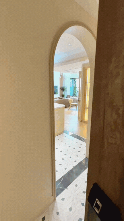 10 nghìn người xuýt xoa trước căn hộ duplex với ban công xanh mướt lưng chừng trời: "Ở chung cư mà sướng hơn cả nhà phố thế này?"- Ảnh 1.