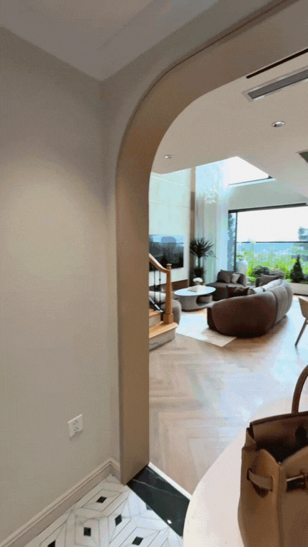 10 nghìn người xuýt xoa trước căn hộ duplex với ban công xanh mướt lưng chừng trời: "Ở chung cư mà sướng hơn cả nhà phố thế này?"- Ảnh 3.