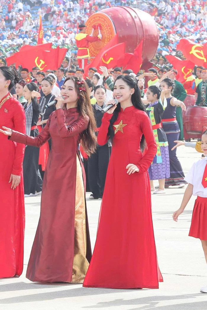 Phương Mỹ Chi đứng chung hàng ngũ với các đàn anh đàn chị lớn ở Đại lễ 2/9