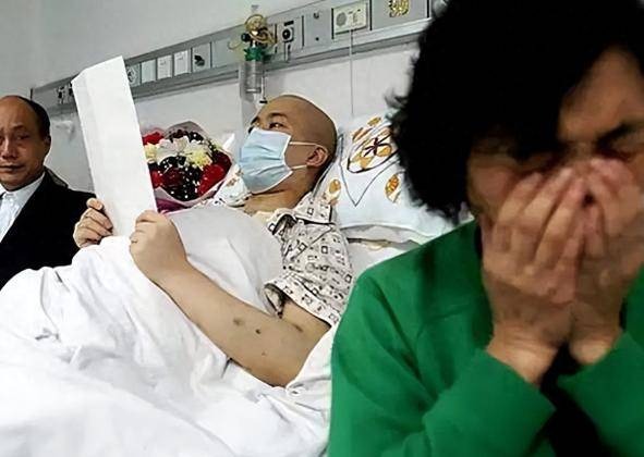 Nam sinh học giỏi vừa tốt nghiệp th&igrave; bị ung thư, từ bỏ điều trị, đăng k&yacute; hiến x&aacute;c rồi n&oacute;i dối b&agrave;: "Ch&aacute;u sắp đi du học"- Ảnh 5.