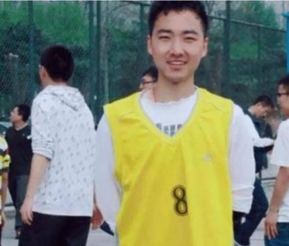 Nam sinh học giỏi vừa tốt nghiệp th&igrave; bị ung thư, từ bỏ điều trị, đăng k&yacute; hiến x&aacute;c rồi n&oacute;i dối b&agrave;: "Ch&aacute;u sắp đi du học"- Ảnh 2.