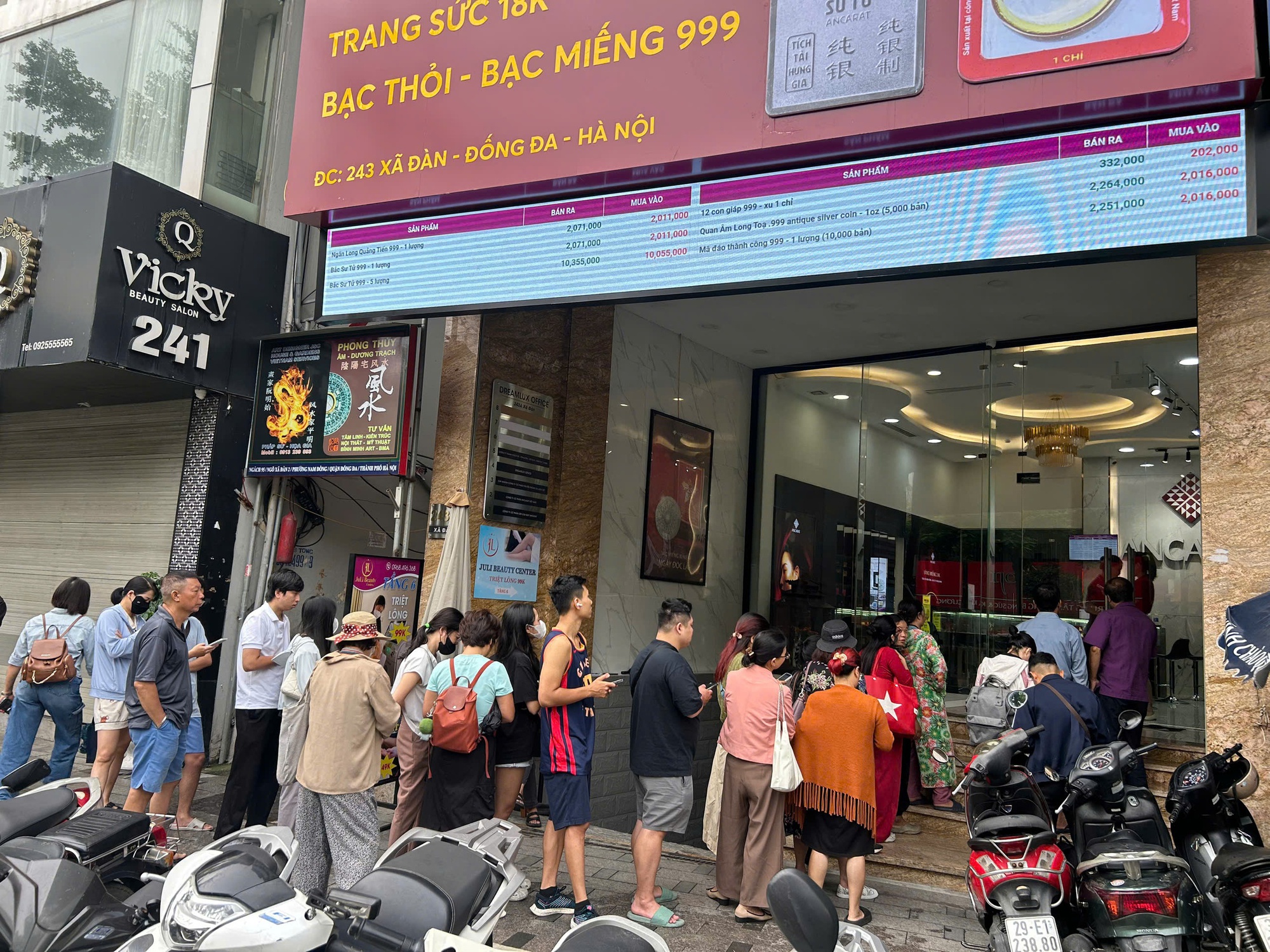 Bạc tăng lên đỉnh mọi thời đại, người Hà Nội xếp hàng mua từ sáng sớm- Ảnh 1.