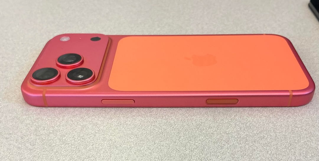 Kỳ lạ chiếc iPhone 17 Pro Max Cam Vũ Trụ bỗng đổi sang màu hồng đỏ- Ảnh 3.