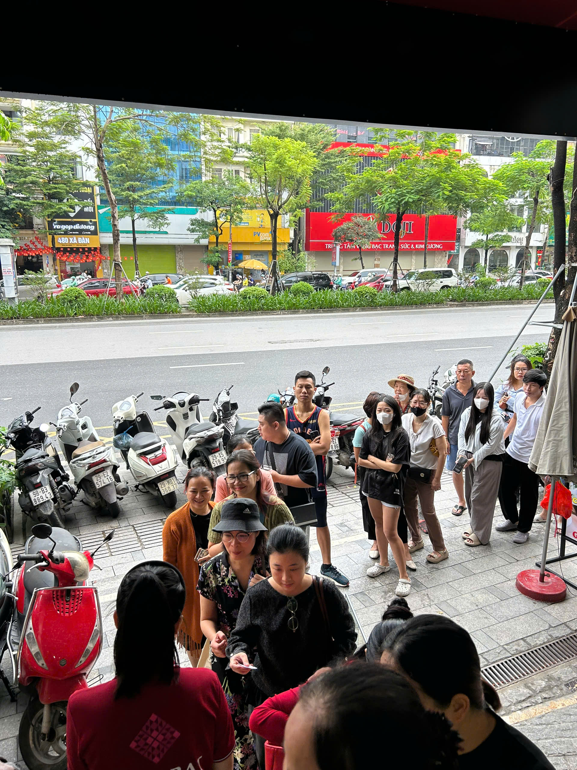 Bạc tăng lên đỉnh mọi thời đại, người Hà Nội xếp hàng mua từ sáng sớm- Ảnh 5.