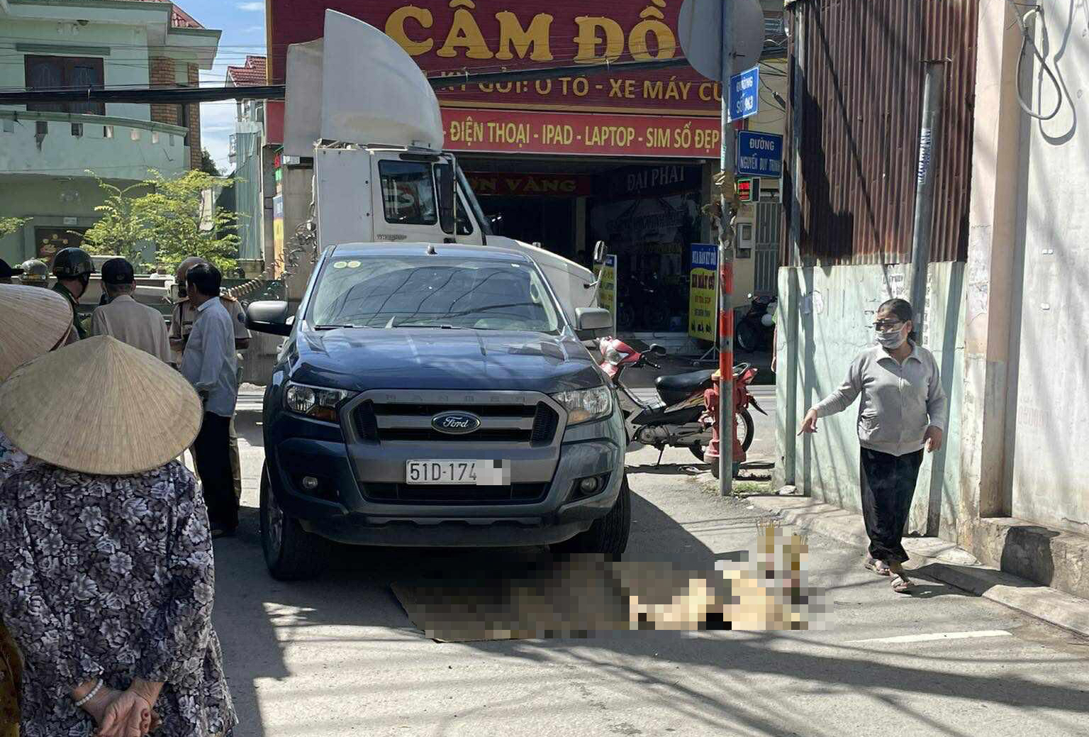 TP HCM: Cụ bà tàn tật bị xe bán tải tông tử vong- Ảnh 1.