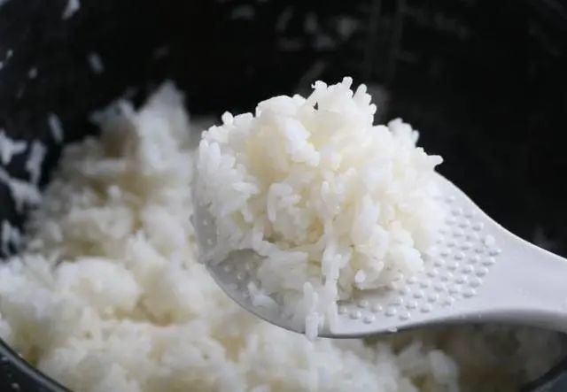 Nấu cơm chỉ cho nước thì quá xoàng: Thêm 2 thứ này, cơm dẻo thơm ngon gấp 10- Ảnh 1.