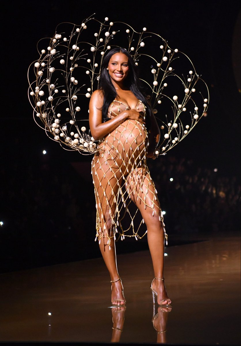 45 phút Victoria's Secret Fashion Show 2025: Chỉ chờ một điểm sáng bằng nửa Lisa khi ấy...- Ảnh 2.