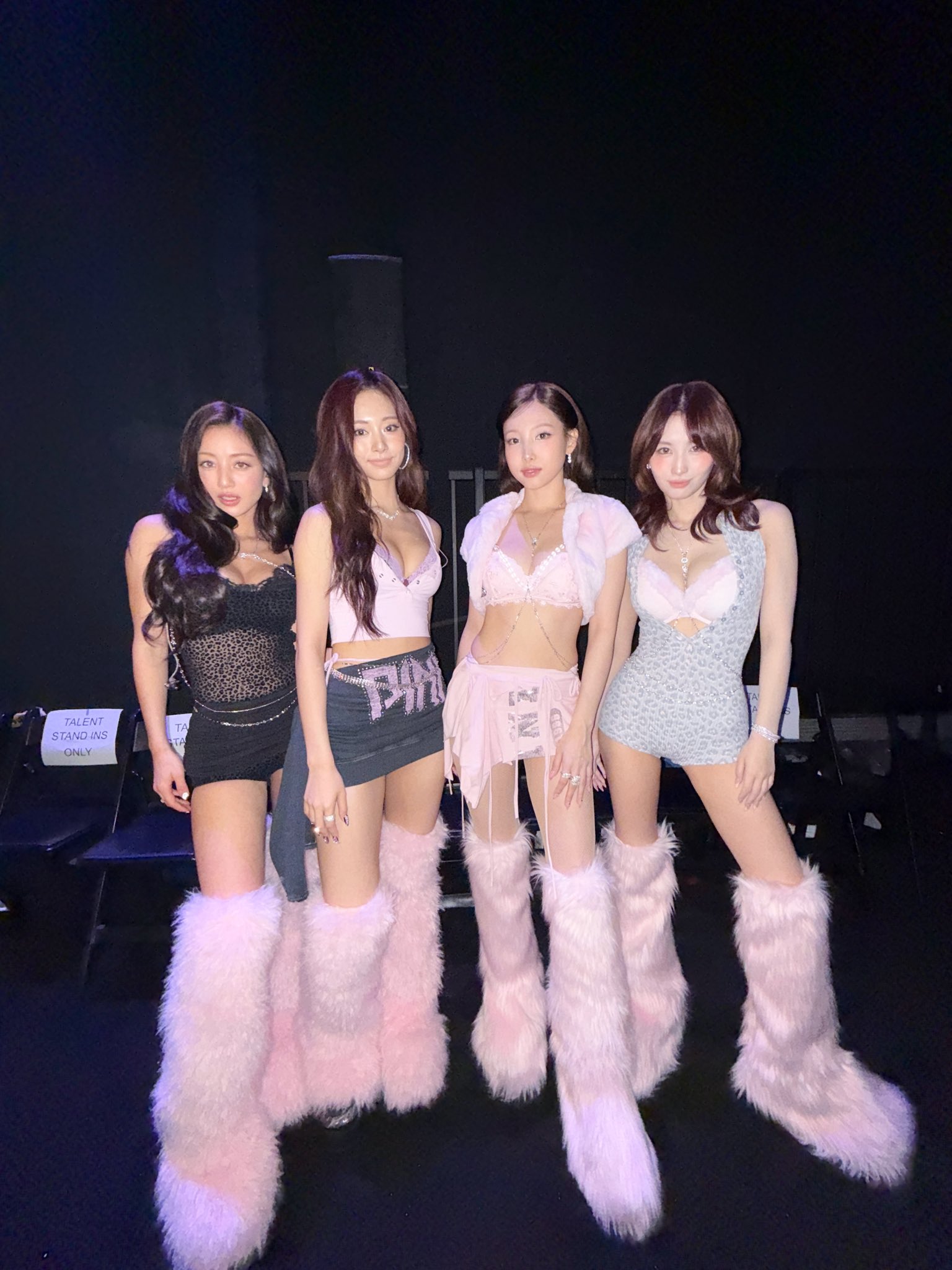 Ngoài màn phô diễn vòng 1 ngồn ngộn, 4 mỹ nhân TWICE chẳng làm được gì tại Victoria's Serect Show!- Ảnh 16.