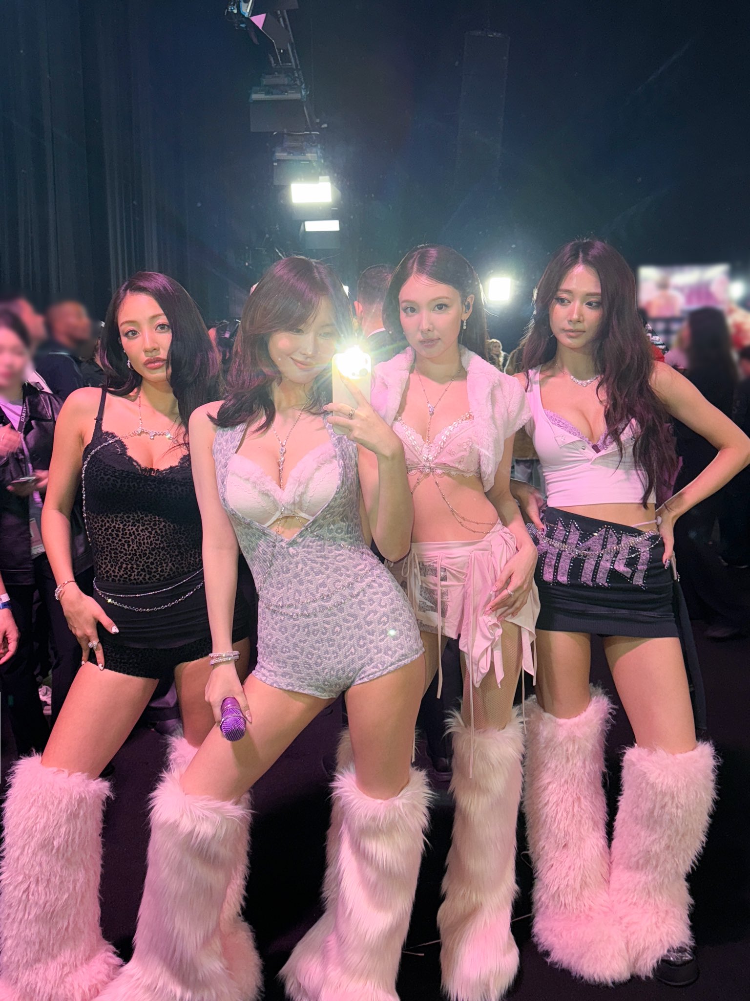 Ngoài màn phô diễn vòng 1 ngồn ngộn, 4 mỹ nhân TWICE chẳng làm được gì tại Victoria's Serect Show!- Ảnh 15.