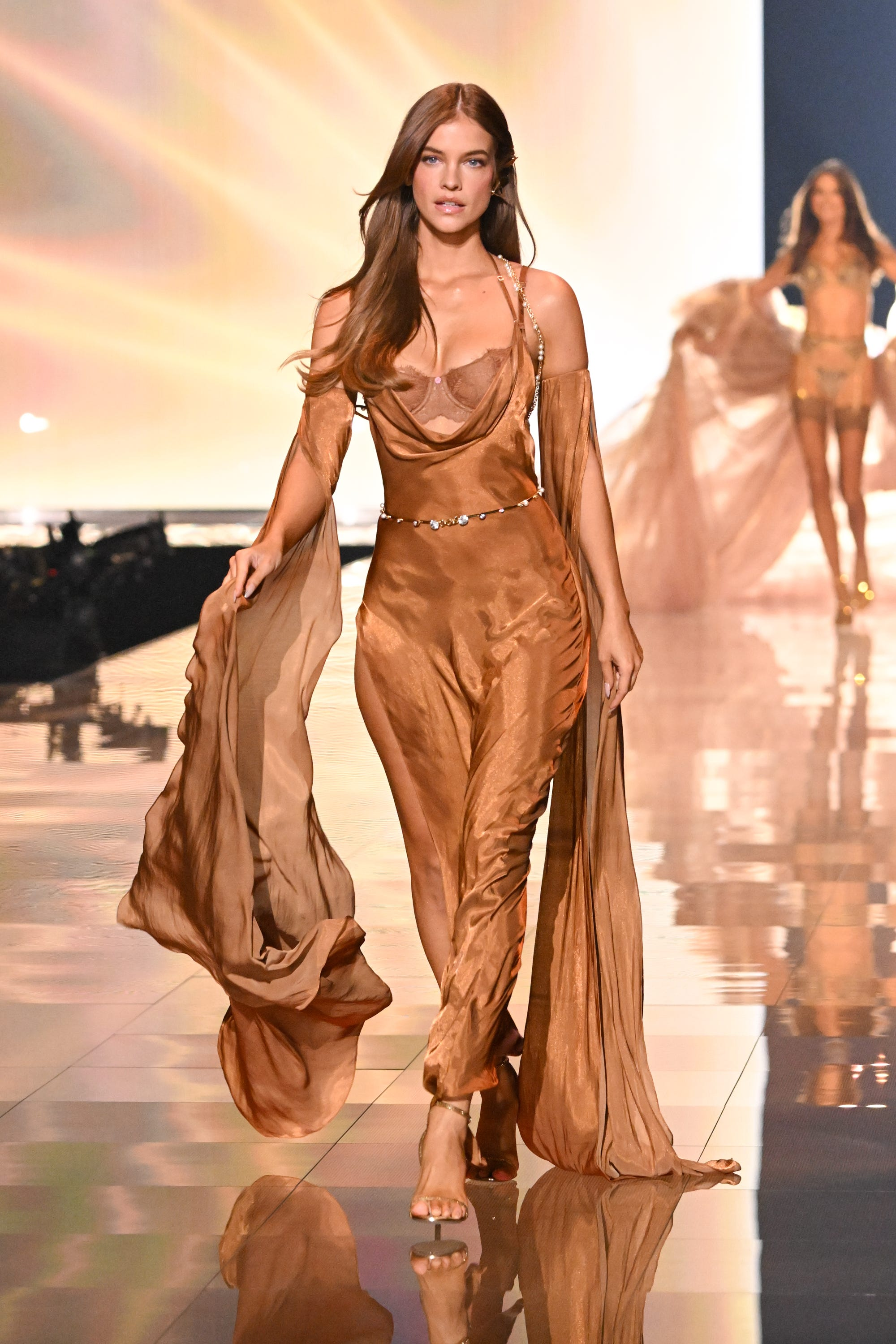 45 phút Victoria's Secret Fashion Show 2025: Chỉ chờ một điểm sáng bằng nửa Lisa khi ấy...- Ảnh 6.