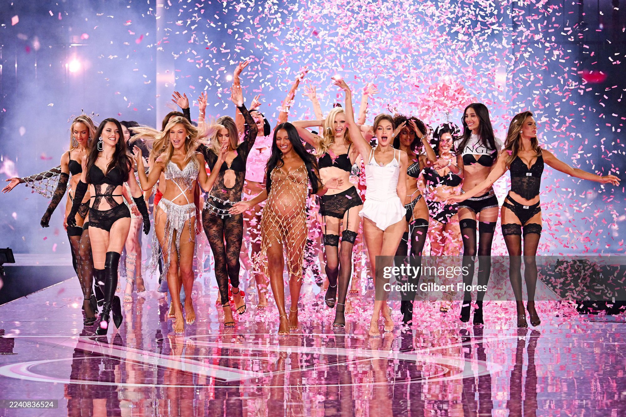 45 phút Victoria's Secret Fashion Show 2025: Chỉ chờ một điểm sáng bằng nửa Lisa khi ấy...- Ảnh 35.