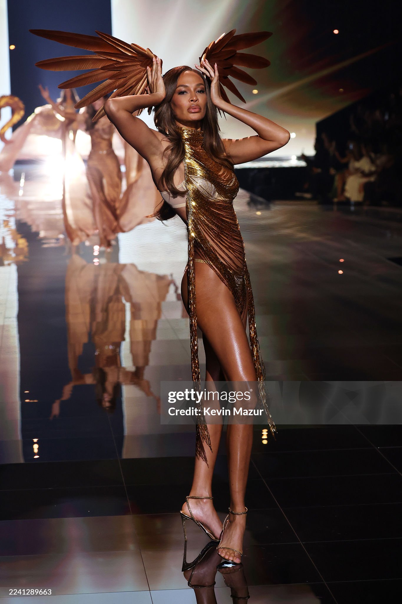 45 phút Victoria's Secret Fashion Show 2025: Chỉ chờ một điểm sáng bằng nửa Lisa khi ấy...- Ảnh 5.