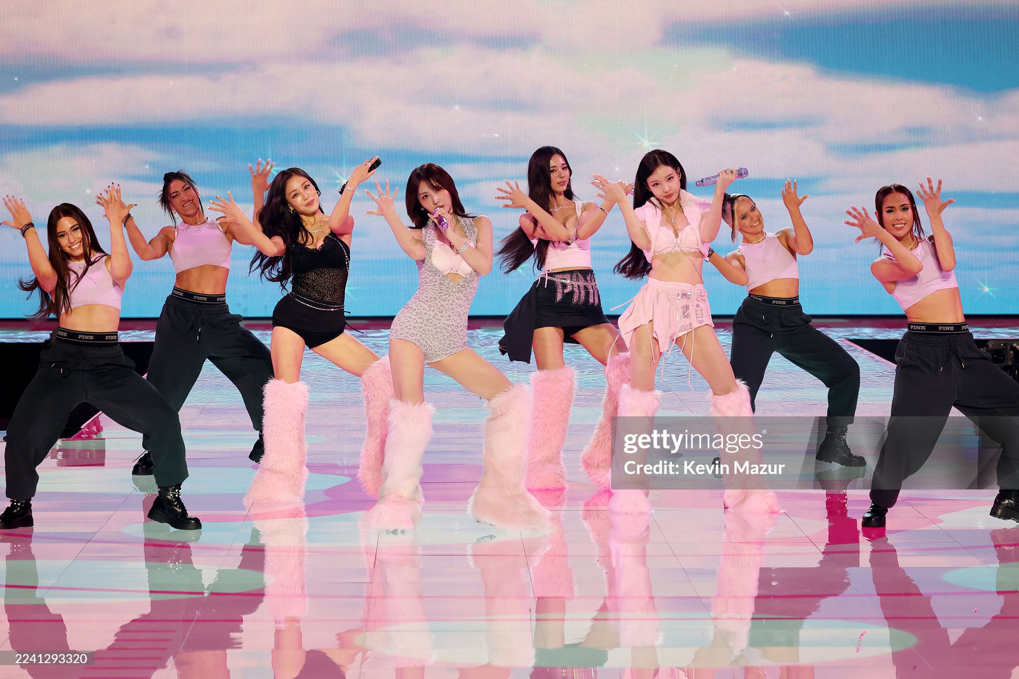 45 phút Victoria's Secret Fashion Show 2025: Chỉ chờ một điểm sáng bằng nửa Lisa khi ấy...- Ảnh 13.