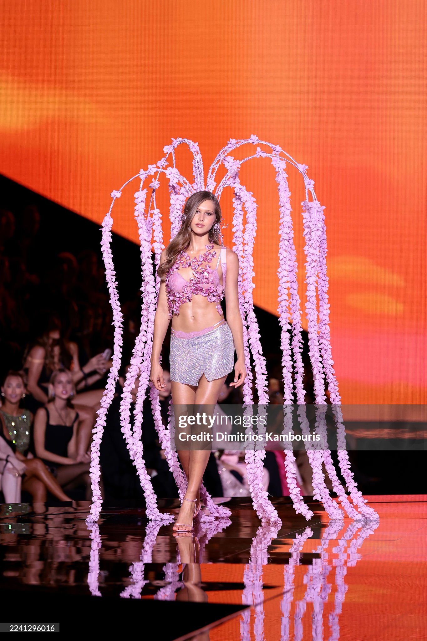 45 phút Victoria's Secret Fashion Show 2025: Chỉ chờ một điểm sáng bằng nửa Lisa khi ấy...- Ảnh 23.