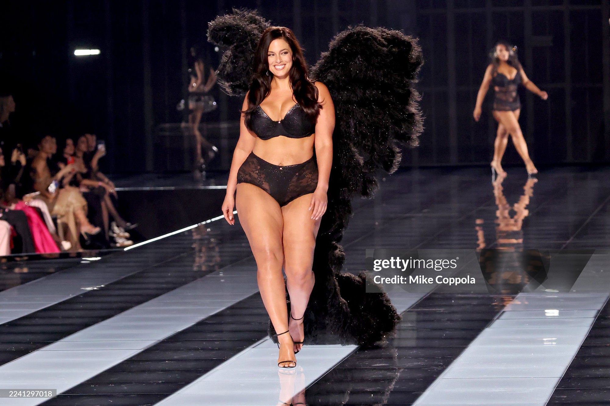 45 phút Victoria's Secret Fashion Show 2025: Chỉ chờ một điểm sáng bằng nửa Lisa khi ấy...- Ảnh 28.
